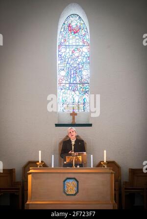 Minister Cheryl McKellar Young hält den Ostersonntagsgottesdienst in der Church of Scotland Fairmilehead Parish Church, Edinburgh. Die Kirche wurde heute nach einer einjährigen Schließung aufgrund von Sperrbeschränkungen zum ersten Mal in diesem Jahr wiedereröffnet. Bilddatum: Sonntag, 4. April 2021. Stockfoto