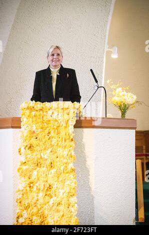 Minister Cheryl McKellar Young hält den Ostersonntagsgottesdienst in der Church of Scotland Fairmilehead Parish Church, Edinburgh. Die Kirche wurde heute nach einer einjährigen Schließung aufgrund von Sperrbeschränkungen zum ersten Mal in diesem Jahr wiedereröffnet. Bilddatum: Sonntag, 4. April 2021. Stockfoto