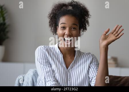 Bildschirmansicht einer lächelnden Birazialfrau bei einem Videoanruf Stockfoto
