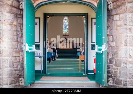 Minister Cheryl McKellar Young hält den Ostersonntagsgottesdienst in der Church of Scotland Fairmilehead Parish Church, Edinburgh. Die Kirche wurde heute nach einer einjährigen Schließung aufgrund von Sperrbeschränkungen zum ersten Mal in diesem Jahr wiedereröffnet. Bilddatum: Sonntag, 4. April 2021. Stockfoto