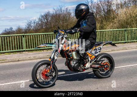 2019 KTM 500 Exc-F 19; Motorradfahrer; zweirädriger Transport, Motorräder, Fahrzeug auf britischen Straßen, Motorräder, Motorradfahrer, die in Manchester, Großbritannien, fahren Stockfoto