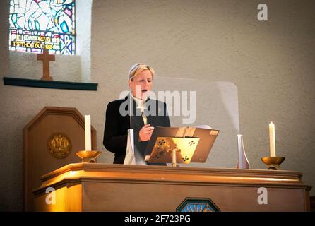 Minister Cheryl McKellar Young hält den Ostersonntagsgottesdienst in der Church of Scotland Fairmilehead Parish Church, Edinburgh. Die Kirche wurde heute nach einer einjährigen Schließung aufgrund von Sperrbeschränkungen zum ersten Mal in diesem Jahr wiedereröffnet. Bilddatum: Sonntag, 4. April 2021. Stockfoto