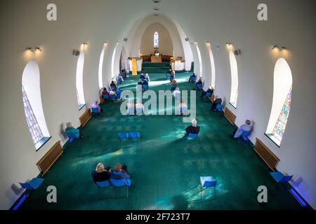 Minister Cheryl McKellar Young hält den Ostersonntagsgottesdienst in der Church of Scotland Fairmilehead Parish Church, Edinburgh. Die Kirche wurde heute nach einer einjährigen Schließung aufgrund von Sperrbeschränkungen zum ersten Mal in diesem Jahr wiedereröffnet. Bilddatum: Sonntag, 4. April 2021. Stockfoto