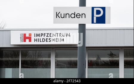 Hildesheim, Deutschland. April 2021. Auf dem Parkplatz der Hildesheimer Impfstelle, die am Ostersonntag geschlossen ist, hängt ein „Kunden“-Schild. Die Ankündigung der Regierung Niedersachsens an die Gemeinden war klar: Auch an den Osterferien sollen die Impfungen gegen Covid-19 fortgesetzt werden. Aber ein Dutzend Impfzentren in Niedersachsen - wie das Hildesheimer Impfzentrum - stellen über Ostern den Betrieb aus, weil es nicht genügend Impfstoff gibt. Quelle: Julian Stratenschulte/dpa/Alamy Live News Stockfoto