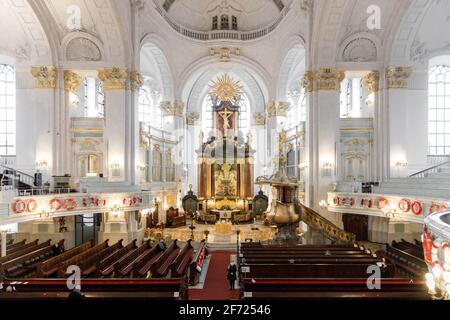 Hamburg, Deutschland. April 2021. Panoramablick auf den Altar der evangelischen Hauptkirche Sankt Michaelis (Volksmund: Michel). Es ist das berühmteste Kirchengebäude Hamburgs und gilt als die bedeutendste Barockkirche Norddeutschlands. Quelle: Markus Scholz/dpa/Alamy Live News Stockfoto