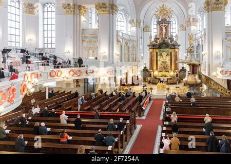 Hamburg, Deutschland. April 2021. Hauptpfarrer Alexander Röder hält den Ostergottesdienst in der Hamburger Hauptkirche St. Michaelis. Quelle: Markus Scholz/dpa/Alamy Live News Stockfoto