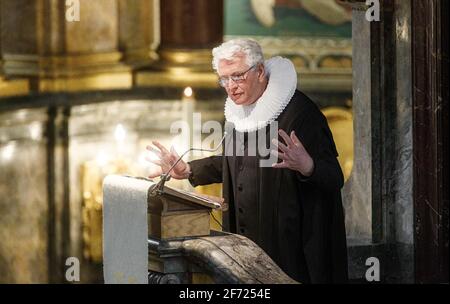 Hamburg, Deutschland. April 2021. Hauptpfarrer Alexander Röder hält den Ostergottesdienst in der Hamburger Hauptkirche St. Michaelis. Quelle: Markus Scholz/dpa/Alamy Live News Stockfoto