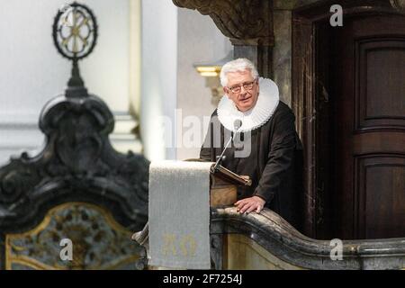 Hamburg, Deutschland. April 2021. Hauptpfarrer Alexander Röder hält den Ostergottesdienst in der Hamburger Hauptkirche St. Michaelis. Quelle: Markus Scholz/dpa/Alamy Live News Stockfoto