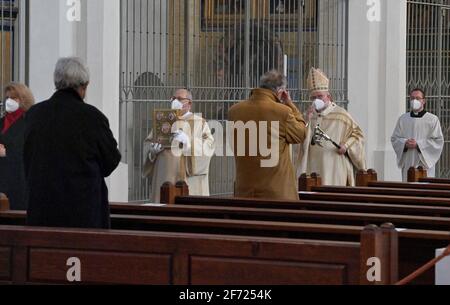 München, Deutschland. April 2021. Kardinal Reinhard Marx (2. Von rechts) hält am Ostersonntag einen Gottesdienst im Liebfrauendom. Wegen der Corona-Pandemie wurden nur wenige Gläubige zum Ostergottesdienst in die Kirche aufgenommen. Kredit: Peter Kneffel/dpa/Alamy Live Nachrichten Stockfoto