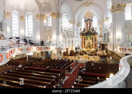 Hamburg, Deutschland. April 2021. Panoramablick auf den Altar der evangelischen Hauptkirche Sankt Michaelis (Volksmund: Michel). Es ist das berühmteste Kirchengebäude Hamburgs und gilt als die bedeutendste Barockkirche Norddeutschlands. Quelle: Markus Scholz/dpa/Alamy Live News Stockfoto