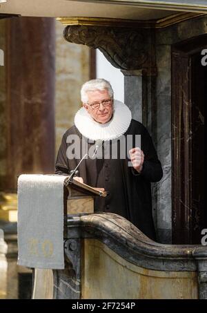 Hamburg, Deutschland. April 2021. Hauptpfarrer Alexander Röder hält den Ostergottesdienst in der Hamburger Hauptkirche St. Michaelis. Quelle: Markus Scholz/dpa/Alamy Live News Stockfoto