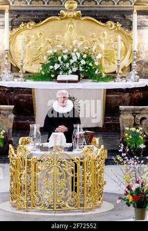 Hamburg, Deutschland. April 2021. Hauptpfarrer Alexander Röder hält den Ostergottesdienst in der Hamburger Hauptkirche St. Michaelis. Quelle: Markus Scholz/dpa/Alamy Live News Stockfoto