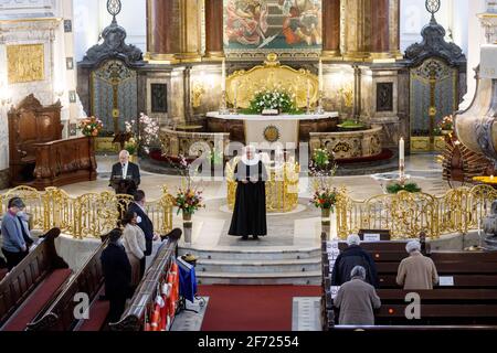 Hamburg, Deutschland. April 2021. Hauptpfarrer Alexander Röder hält den Ostergottesdienst in der Hamburger Hauptkirche St. Michaelis. Quelle: Markus Scholz/dpa/Alamy Live News Stockfoto