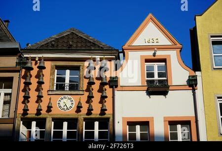 Historische Gebäude in der Düsseldorfer Altstadt. Das Glockenspielhaus steht unter Denkmalschutz. Stockfoto