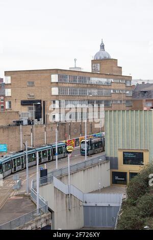 Straßenbahnen, die am Contemporary in Nottingham City vorbeifahren, aufgenommen vom Dach des neuen Nottingham College City Hub, Nottinghamshire, England Stockfoto