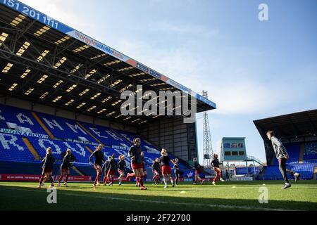 Birkenhead, Großbritannien. April 2021. Liverpool wärmt sich während des Spiels der FA Womens Championship League zwischen Liverpool und Lewes im Prenton Park Stadium in Birkenhead, England, auf. Kredit: SPP Sport Pressefoto. /Alamy Live News Stockfoto