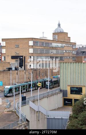 Straßenbahnen, die am Contemporary in Nottingham City vorbeifahren, aufgenommen vom Dach des neuen Nottingham College City Hub, Nottinghamshire, England Stockfoto