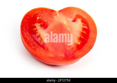 Tomate. Frische Gemüsescheibe auf Weiß isoliert Stockfoto