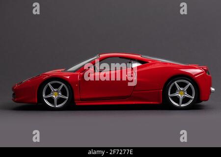 Ukraine. Dnipro. 15. november 2020. Modell eines roten Sportwagens Ferrari auf dunklem Hintergrund. Stockfoto
