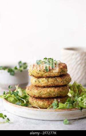 Brokkoli und Quinoa Burger Stockfoto