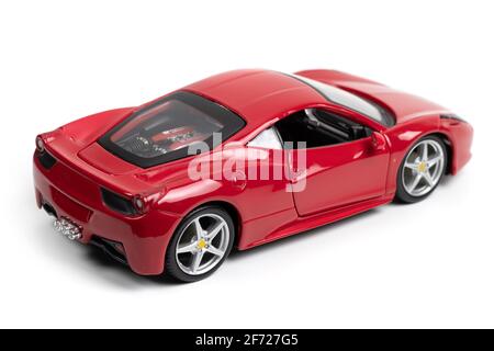 Ukraine. Dnipro. 15. november 2020. Modell eines roten Sportwagens Ferrari auf weißem Hintergrund. Stockfoto