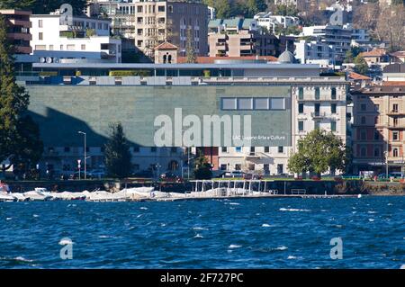 Lugano, Tessin, Schweiz - 16. März 2021 : Blick auf das moderne Kulturzentrum LAC (Lugano Arte e Cultura) mit dem Gebäude der Stadt Lugano, gesehen f Stockfoto