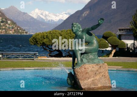 Lugano, Tessin, Schweiz - 16. März 2021 : Nahaufnahme des wunderschönen Brunnens dell'Acquaiola Statue von Mario Bernasconi auf der Te Stockfoto