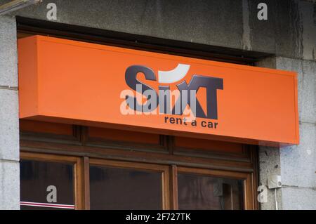 Paradiso, Tessin, Schweiz - 16. März 2021 : Sixt-Vermietungsunternehmen-Schild hängt an einem Geschäft in Lugano, Schweiz. Die Sixt SE ist ein europäisches multinationaler Konzern Stockfoto