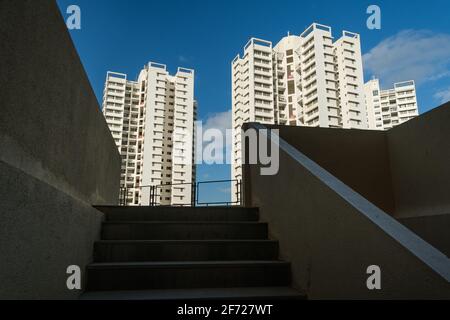 Moderne Hochhausapartments mit hellem Tageslicht, offener, geräumiger, umweltfreier Raum zum Leben Stockfoto