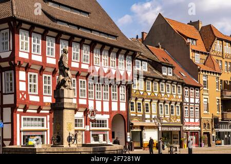 Fachwerkhäuser auf dem Marktplatz und Eulenspiegel-Brunnen in Einbeck, Landkreis Northeim, Niedersachsen, Deutschland Stockfoto