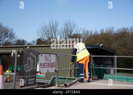 Manorowen, Pembrokeshire, Wales, Großbritannien. April 2021. Einheimische nutzen am ostersonntag die Annehmlichkeiten, um sich wieder zu entspannen, während die Sonne scheint.garten- und Hausmüll nach der Buchung von Terminen Kredit: Debra Angel/Alamy Live News Stockfoto