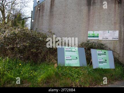 Manorowen, Pembrokeshire, Wales, Großbritannien. April 2021. Einheimische nutzen am ostersonntag die Annehmlichkeiten, um sich wieder zu entspannen, während die Sonne scheint.garten- und Hausmüll nach der Buchung von Terminen Kredit: Debra Angel/Alamy Live News Stockfoto