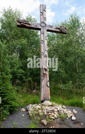 Station XII des Kreuzweges: Jesus stirbt am Kreuz. Kalvária na Peknú vyhliadku, Starý Smokovec, Slowakei. 2020-07-27. Stockfoto