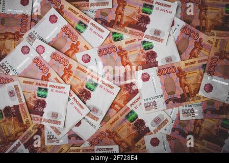Rubel Hintergrund. Russische Geldscheine von fünftausend Rubel, über die ganze Oberfläche verstreut. Layout, Modellbau. Stockfoto