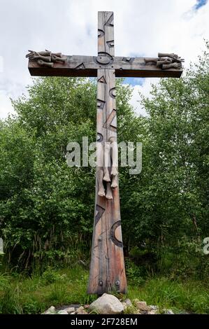 Station XII des Kreuzweges: Jesus stirbt am Kreuz. Kalvária na Peknú vyhliadku, Starý Smokovec, Slowakei. 2020-07-27. Stockfoto