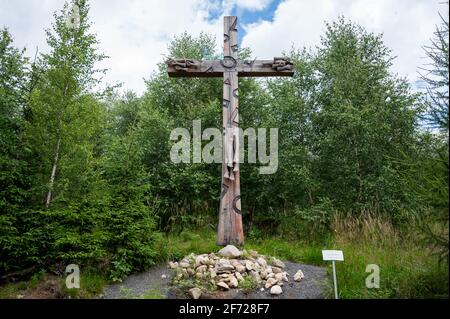 Station XII des Kreuzweges: Jesus stirbt am Kreuz. Kalvária na Peknú vyhliadku, Starý Smokovec, Slowakei. 2020-07-27. Stockfoto