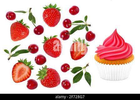 Erdbeere, Kirsche und Kuchen isoliert auf weißem Hintergrund Stockfoto