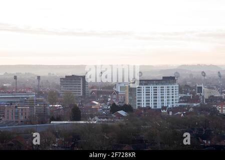 Blick in Richtung West Bridgford und Trent Bridge, vom Dach des Unity Square Bebauung aus gesehen. Nottinghamshire, England, Großbritannien Stockfoto