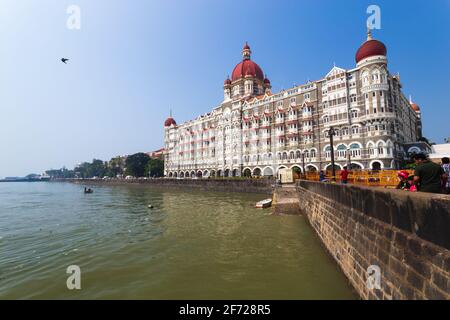 Ikonisches Taj-Hotel am Hafen von Mumbai/dem Arabischen Meer im Morgenlicht, ein berühmtes internationales Touristenziel Indiens. Stockfoto