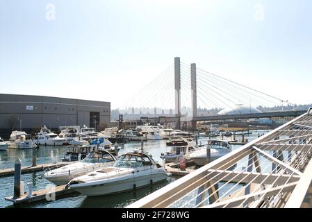 Tacoma, Washington, USA. März 2021. Tacoma Narrows Brücke über Puget Sound Stockfoto