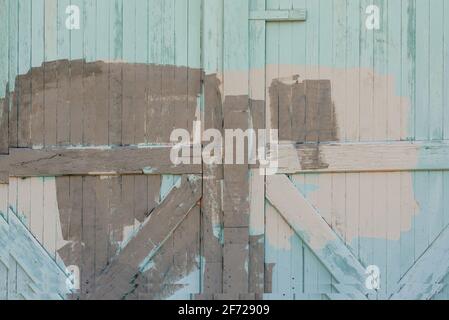 Holztor aus Planken, zufällig in Mint-, Beige- und Brauntönen gestrichen Stockfoto