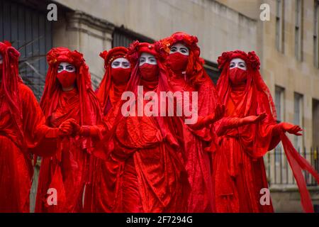 London, Großbritannien. April 2021. Die Rote Rebellenbrigade des Extinction Rebellion bei der Protestaktion „Kill the Bill“ in Mayfair. Stockfoto