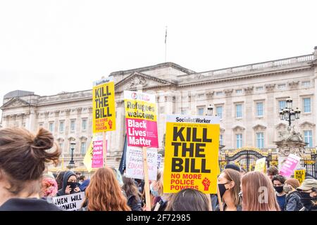 London, Großbritannien. April 2021. Protestierende am Kill the Bill marschieren vor dem Buckingham Palace. Tausende von Menschen marschierten durch das Zentrum Londons, um gegen das Gesetz über Polizei, Verbrechen, Verurteilung und Gerichte zu protestieren Stockfoto