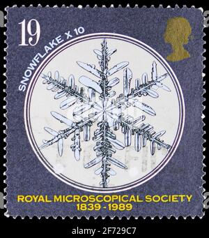 MOSKAU, RUSSLAND - 28. FEBRUAR 2021: Die in Großbritannien gedruckte Briefmarke zeigt Snowflake x 10, Royal Microscopical Society Serie, um 1989 Stockfoto