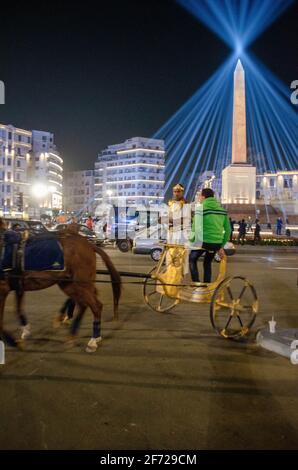Kairo, Ägypten - 3. April 2021 - Ägypten transportierte die mumifizierten Überreste von 22 Pharaonen am Samstag, dem 3. April 2021, in einer besonderen Prozession durch die Straßen der Hauptstadt Kairo in ein neues Museum ägyptischer Zivilisation in Fustat. Die 18 Könige und vier weitere königliche pharaonische Mumien wurden 7 Kilometer (4 Meilen) vom Ägyptischen Museum in das neue Nationalmuseum der ägyptischen Zivilisation verlegt. Stockfoto