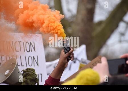 London, Großbritannien. April 2021. Protestierende am Kill the Bill marschieren vor dem Buckingham Palace. Tausende von Menschen marschierten durch das Zentrum Londons, um gegen das Gesetz über Polizei, Verbrechen, Verurteilung und Gerichte zu protestieren Stockfoto