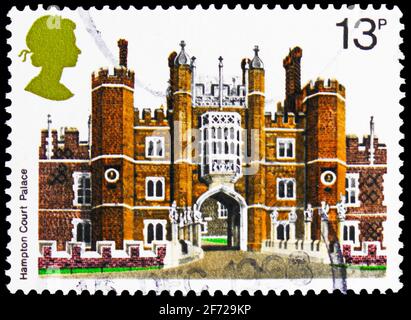 MOSKAU, RUSSLAND - 28. FEBRUAR 2021: Die in Großbritannien gedruckte Briefmarke zeigt Hampton Court Palace, British Architecture, Historic Buildings Serie Stockfoto