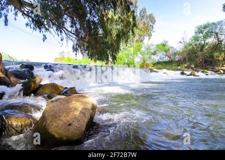 Der Damm am Jordan im Dorf Blum, ein Wasserfall, der über den Damm zum historischen Jordanien führt Stockfoto