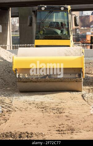 Gelber Verdichter auf einer Baustelle Stockfoto