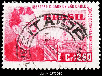 MOSKAU, RUSSLAND - 19. JANUAR 2021: Die in Brasilien gedruckte Briefmarke zeigt Conde do Pinhal, Old Trail, den 100. Jahrestag der Stadt San Carlos Stockfoto